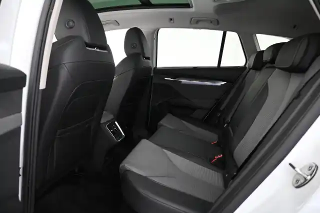 Valkoinen Maastoauto, Skoda Enyaq – VAR-29100