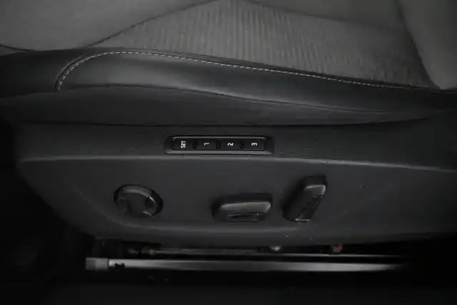 Valkoinen Maastoauto, Skoda Enyaq – VAR-29100