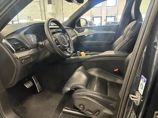 Musta Maastoauto, Volvo XC90 – VAR-29122