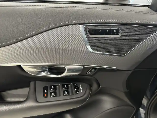 Musta Maastoauto, Volvo XC90 – VAR-29122