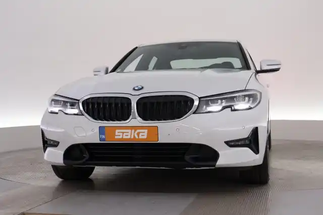 Valkoinen Sedan, BMW 330 – VAR-29279