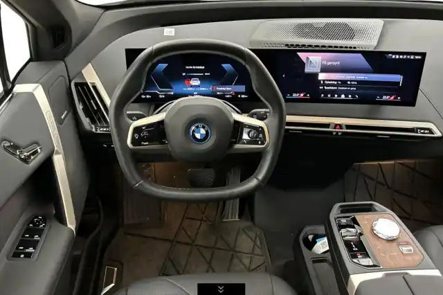 Valkoinen Maastoauto, BMW iX – VAR-30216