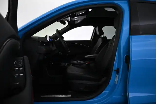 Sininen Maastoauto, Ford Mustang Mach-E – VAR-30239
