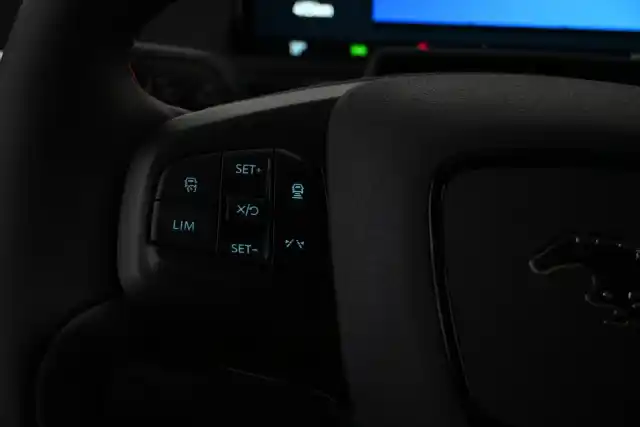 Sininen Maastoauto, Ford Mustang Mach-E – VAR-30239