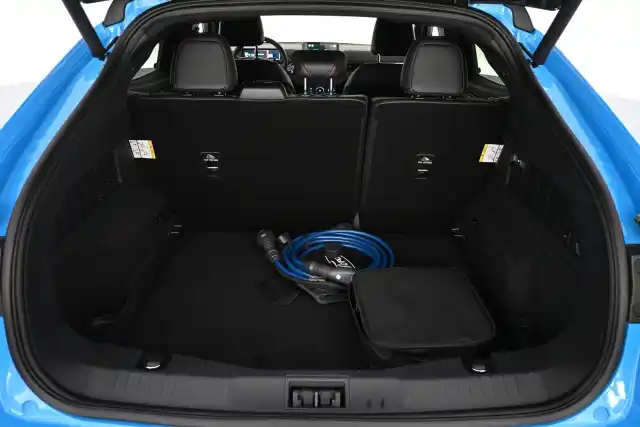 Sininen Maastoauto, Ford Mustang Mach-E – VAR-30239