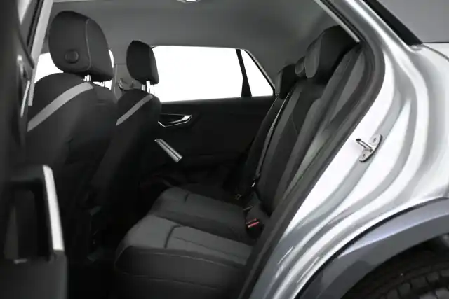 Harmaa Maastoauto, Audi Q2 – VAR-30399