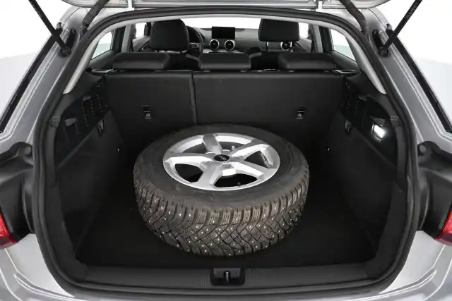 Harmaa Maastoauto, Audi Q2 – VAR-30399