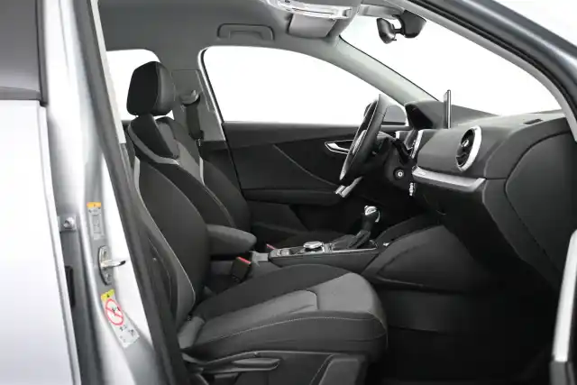 Harmaa Maastoauto, Audi Q2 – VAR-30399
