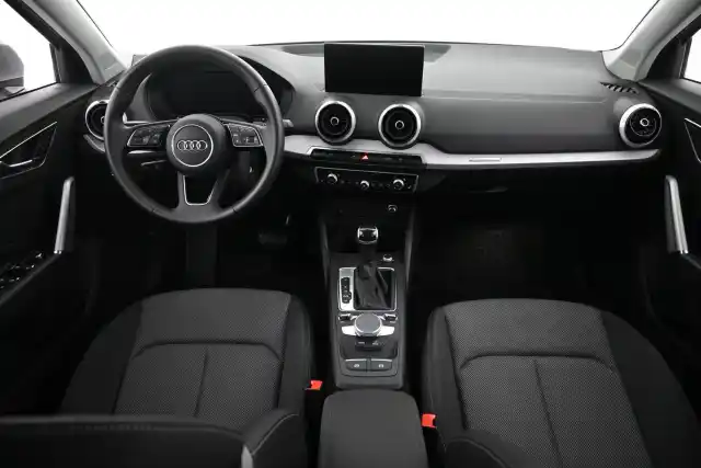 Harmaa Maastoauto, Audi Q2 – VAR-30399