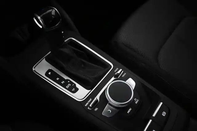 Harmaa Maastoauto, Audi Q2 – VAR-30399