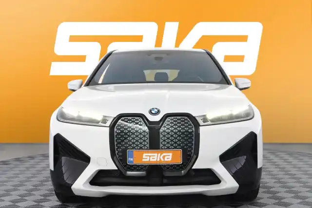 Valkoinen Maastoauto, BMW iX – VAR-30541