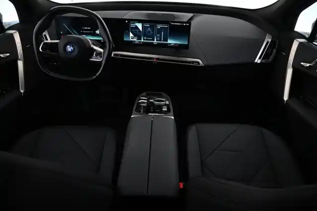 Valkoinen Maastoauto, BMW iX – VAR-30541