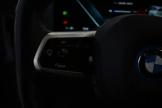 Valkoinen Maastoauto, BMW iX – VAR-30541