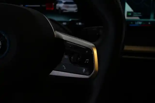 Valkoinen Maastoauto, BMW iX – VAR-30541