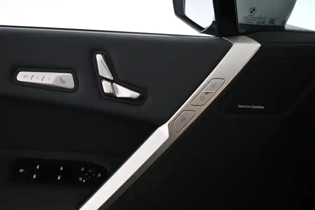 Valkoinen Maastoauto, BMW iX – VAR-30541