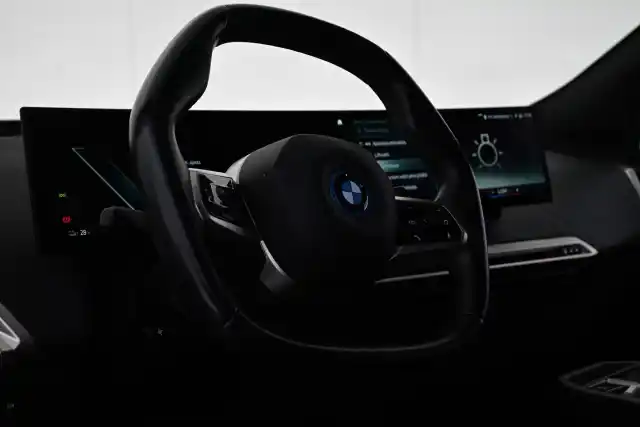 Valkoinen Maastoauto, BMW iX – VAR-30541