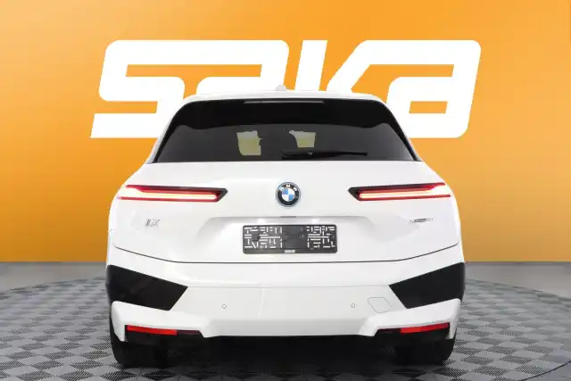 Valkoinen Maastoauto, BMW iX – VAR-30541