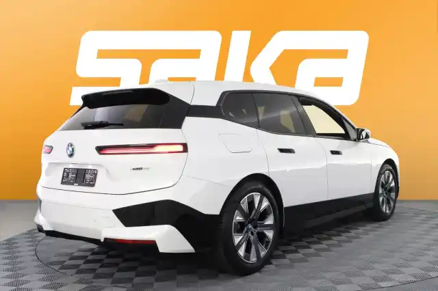 Valkoinen Maastoauto, BMW iX – VAR-30541