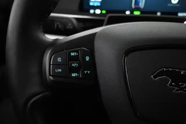 Sininen Maastoauto, Ford Mustang Mach-E – VAR-30581