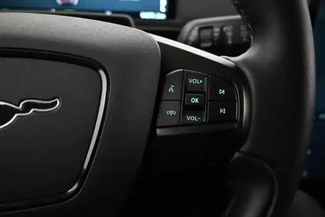 Sininen Maastoauto, Ford Mustang Mach-E – VAR-30581