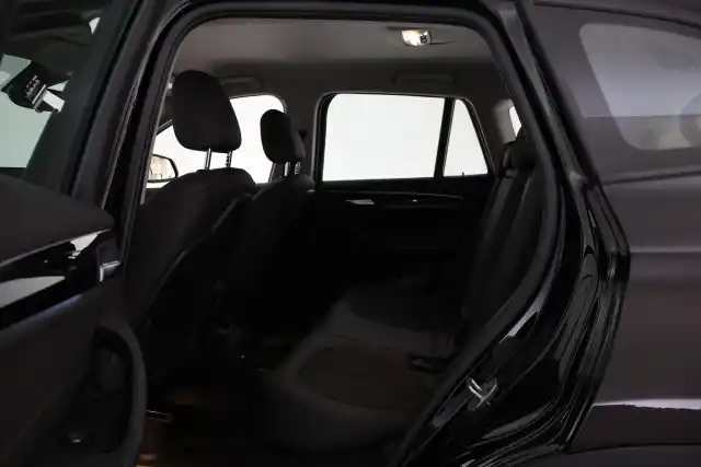 Musta Maastoauto, BMW X1 – VAR-30659