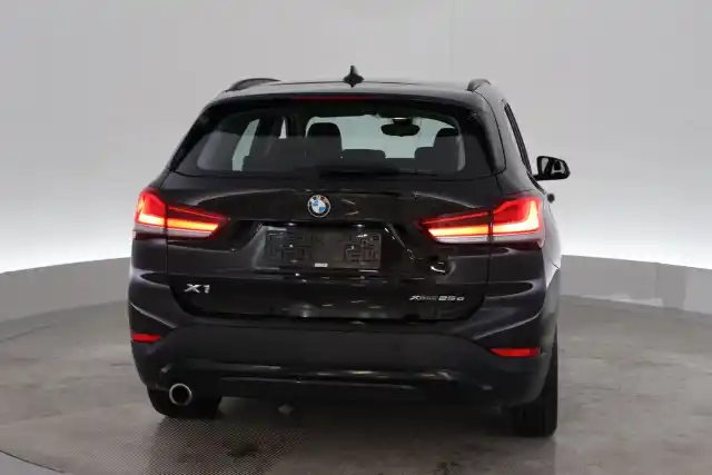 Musta Maastoauto, BMW X1 – VAR-30659