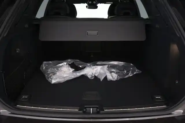 Harmaa Maastoauto, Volvo XC60 – VAR-30856