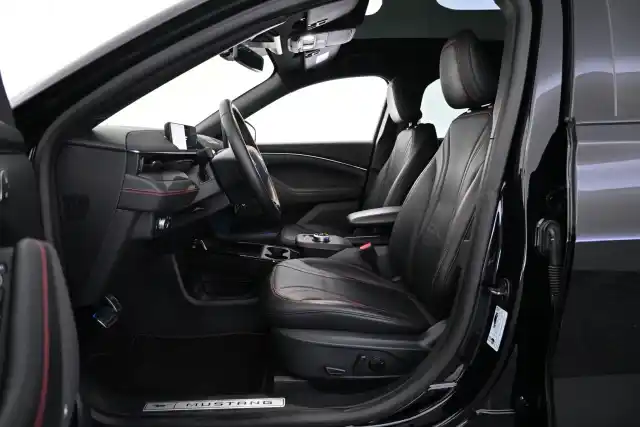 Musta Maastoauto, Ford Mustang Mach-E – VAR-30865