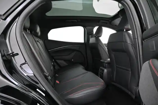 Musta Maastoauto, Ford Mustang Mach-E – VAR-30865