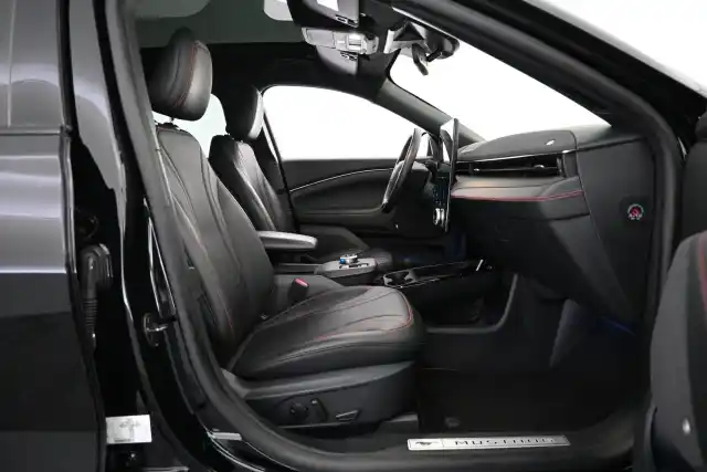 Musta Maastoauto, Ford Mustang Mach-E – VAR-30865