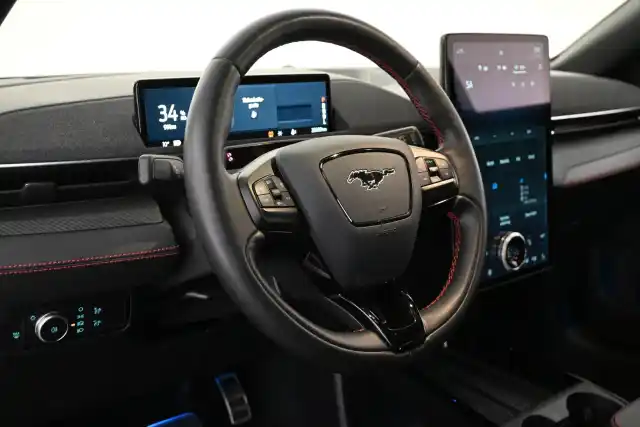 Musta Maastoauto, Ford Mustang Mach-E – VAR-30865