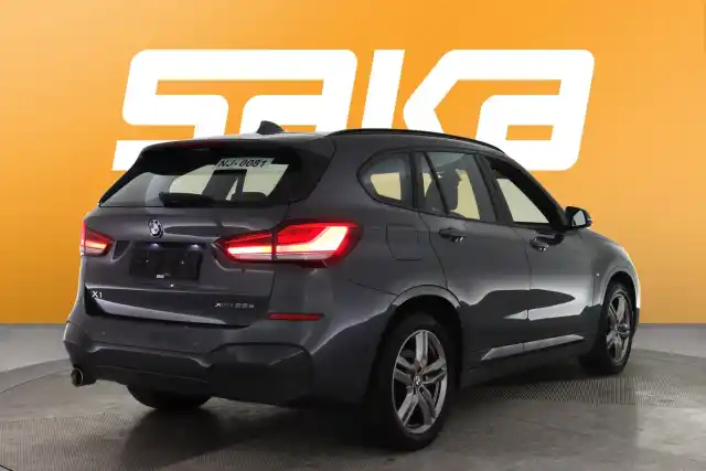 Harmaa Maastoauto, BMW X1 – VAR-30874