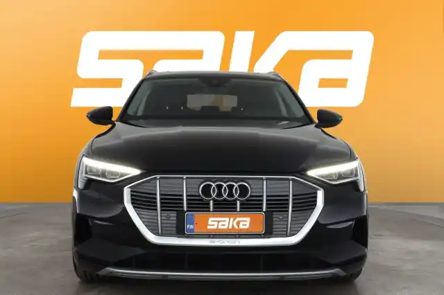 Musta Maastoauto, Audi e-tron – VAR-30930