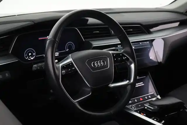 Musta Maastoauto, Audi e-tron – VAR-30930