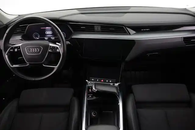 Musta Maastoauto, Audi e-tron – VAR-30930