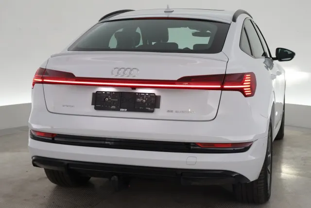 Valkoinen Viistoperä, Audi e-tron – VAR-31019