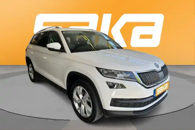 Valkoinen Maastoauto, Skoda Kodiaq – VAR-31113