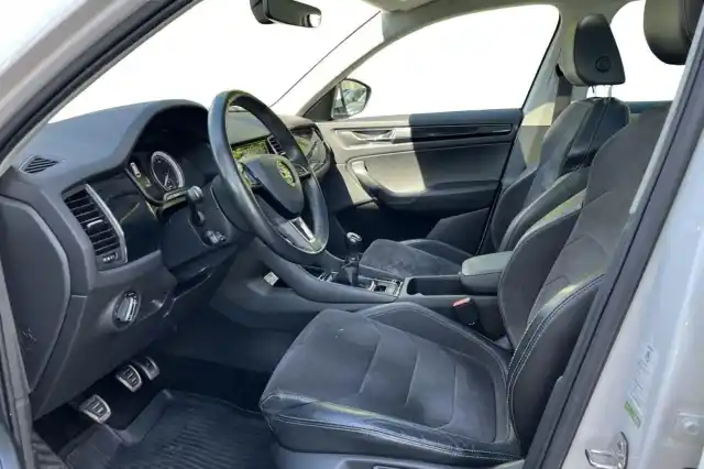 Valkoinen Maastoauto, Skoda Kodiaq – VAR-31113