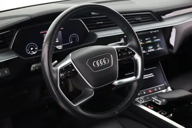 Harmaa Maastoauto, Audi e-tron – VAR-31238