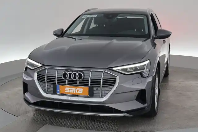 Harmaa Maastoauto, Audi e-tron – VAR-31238