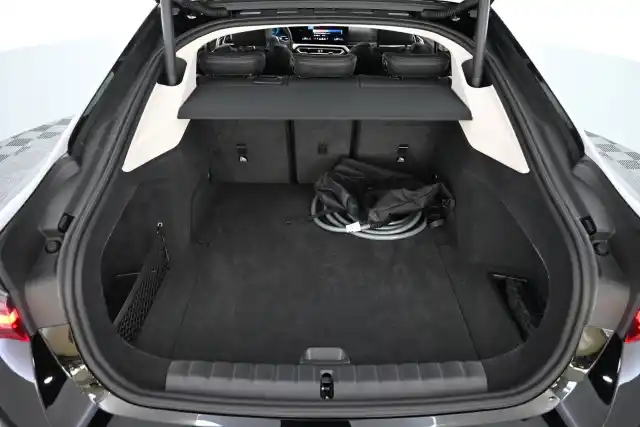 Musta Sedan, BMW i4 – VAR-31240