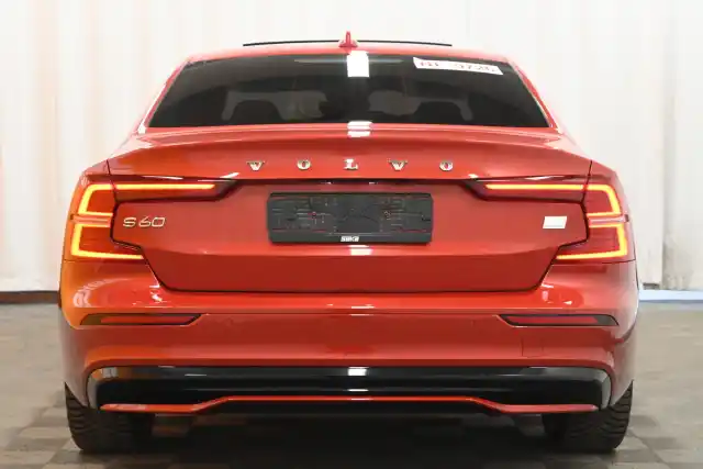 Punainen Sedan, Volvo S60 – VAR-31948