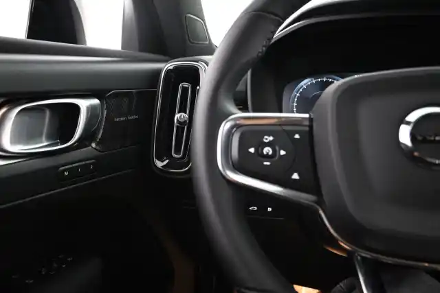 Musta Maastoauto, Volvo XC40 – VAR-32389
