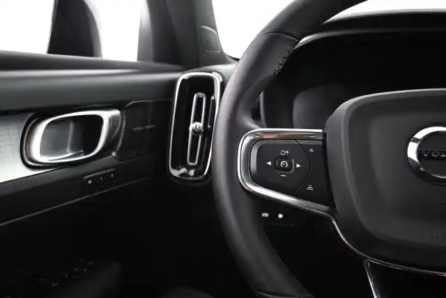 Musta Maastoauto, Volvo XC40 – VAR-32389