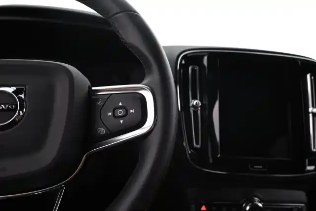 Musta Maastoauto, Volvo XC40 – VAR-32389