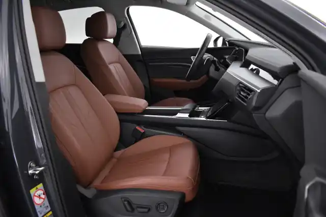 Harmaa Maastoauto, Audi Q8 e-tron – VAR-32561