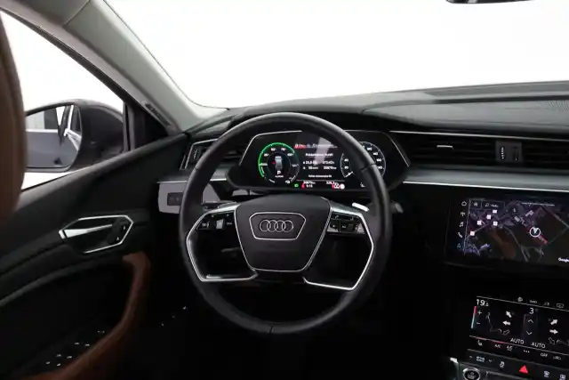 Harmaa Maastoauto, Audi Q8 e-tron – VAR-32561