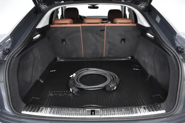 Harmaa Maastoauto, Audi Q8 e-tron – VAR-32561