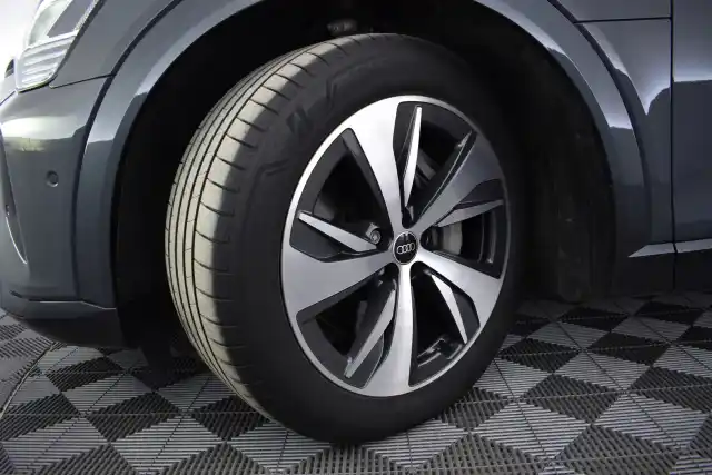 Harmaa Maastoauto, Audi Q8 e-tron – VAR-32561