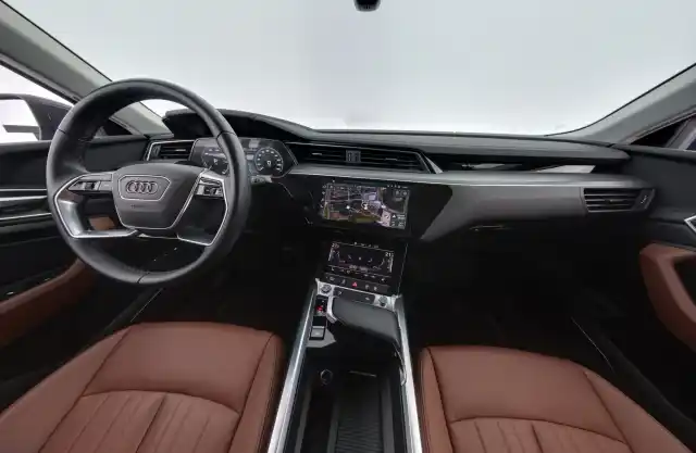 Harmaa Maastoauto, Audi Q8 e-tron – VAR-32561